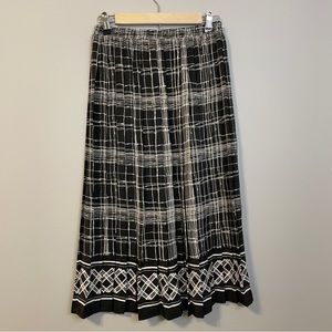 Black & White Graphic Pleated Midi Skirt